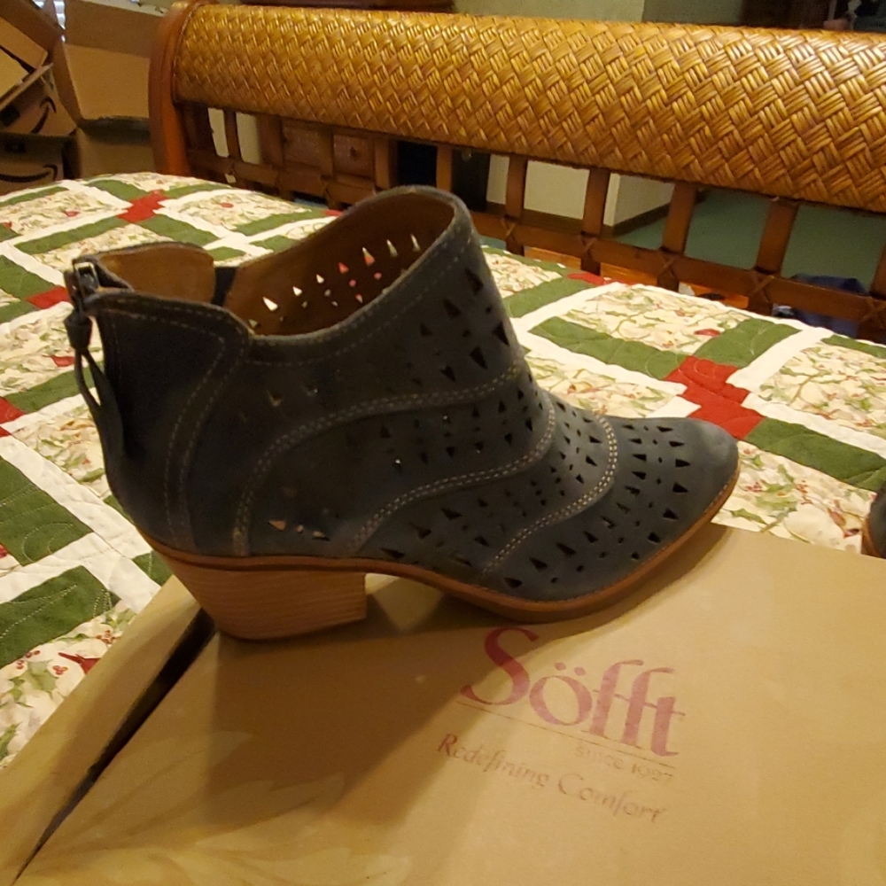 BOOTS - Picture 4 of 8